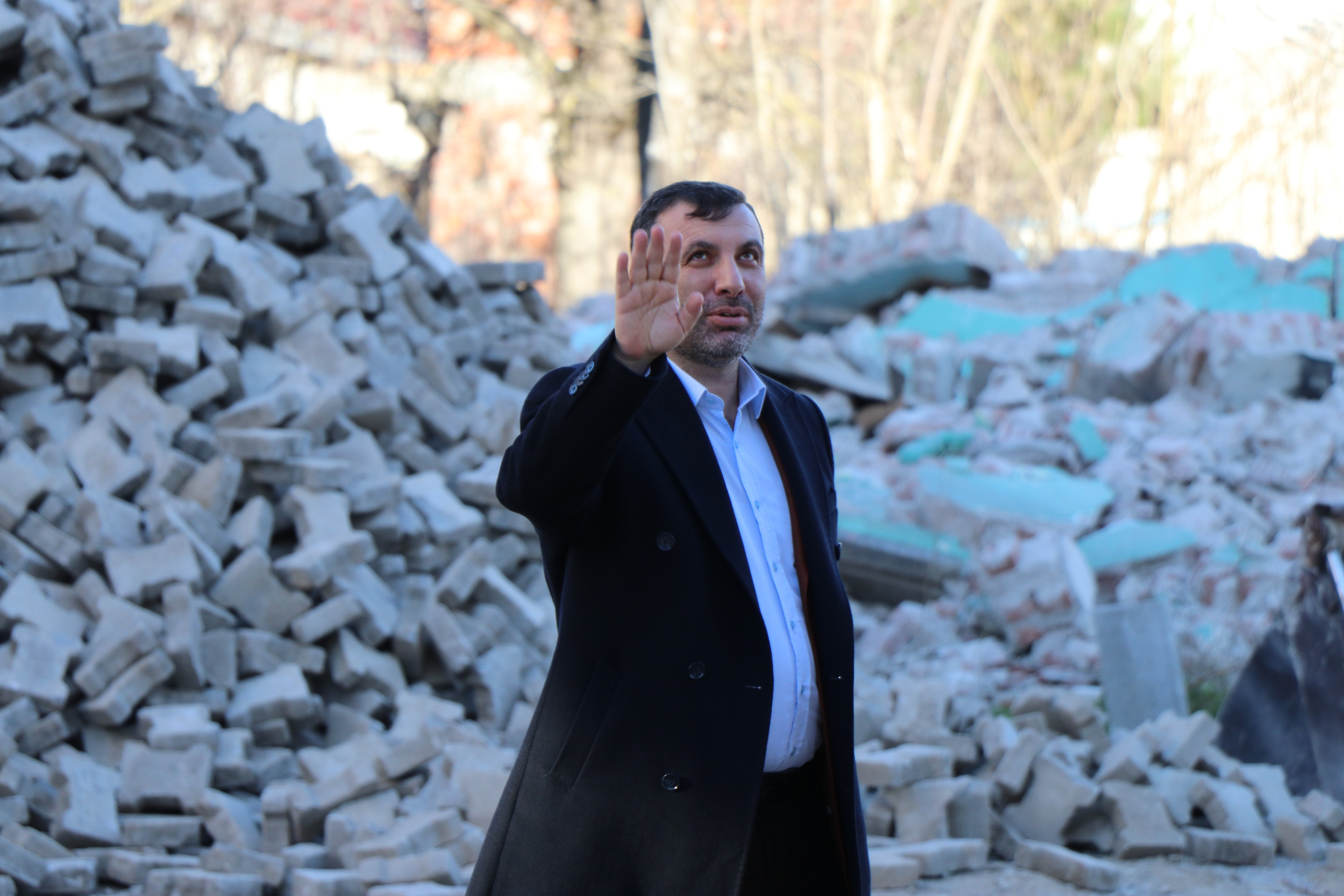 SARICAOĞLU, “İLÇEMİZİ HALKIMIZA YAKIŞIR HALE GETİRİYORUZ”